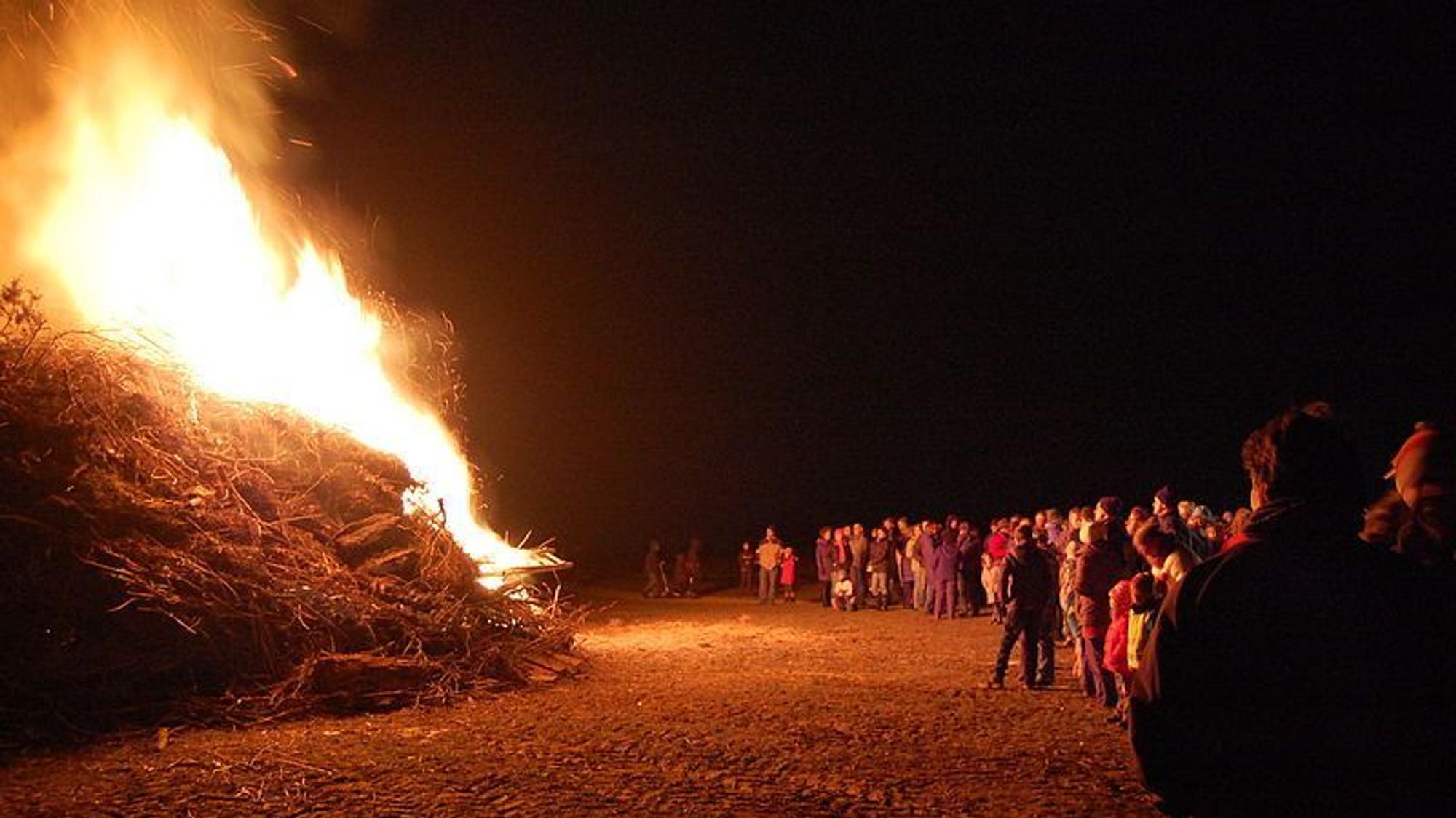 Das traditionelle Osterfeuer im kleinen Dorf Imbach in Bergisch Gladbach.