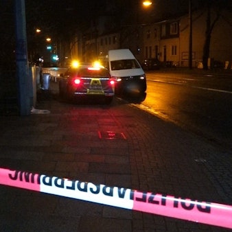 Polizei bei einem Tatort mit Flatterband (Symbolfoto).
