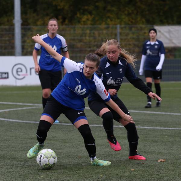 Das Bild zeigt Hannah Hamacher im Zweikampf mit einer Gegenspielerin.