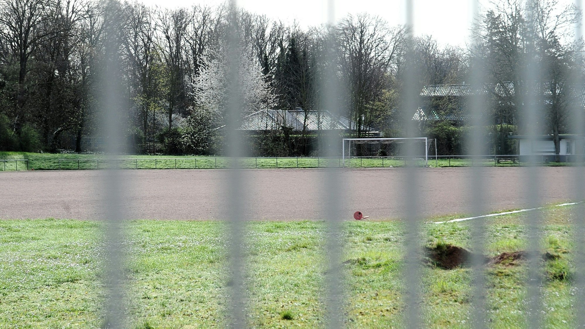 Zu sehen ist ein Aschenplatz.