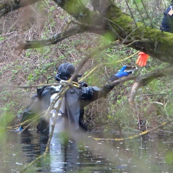 Polizeitaucher ziehen eine Leiche aus einem See im baden-württembergischen Bad Schönborn bei Karlsruhe. Dort wurde die Mutter einer toten Frau entdeckt, die vor wenigen Tagen am Rheinufer gefunden wurde.