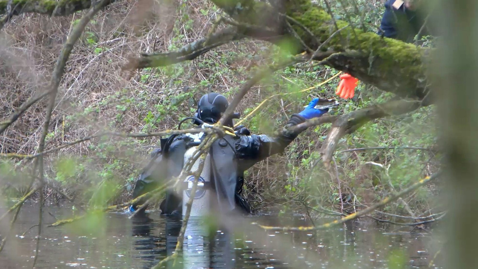 Polizeitaucher ziehen eine Leiche aus einem See im baden-württembergischen Bad Schönborn bei Karlsruhe. Dort wurde die Mutter einer toten Frau entdeckt, die vor wenigen Tagen am Rheinufer gefunden wurde.