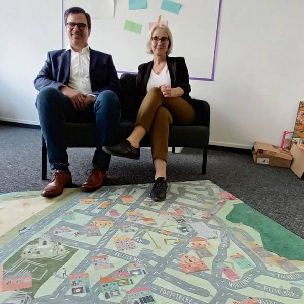 Eine Frau und ein Man sitzen auf einem Sofa
