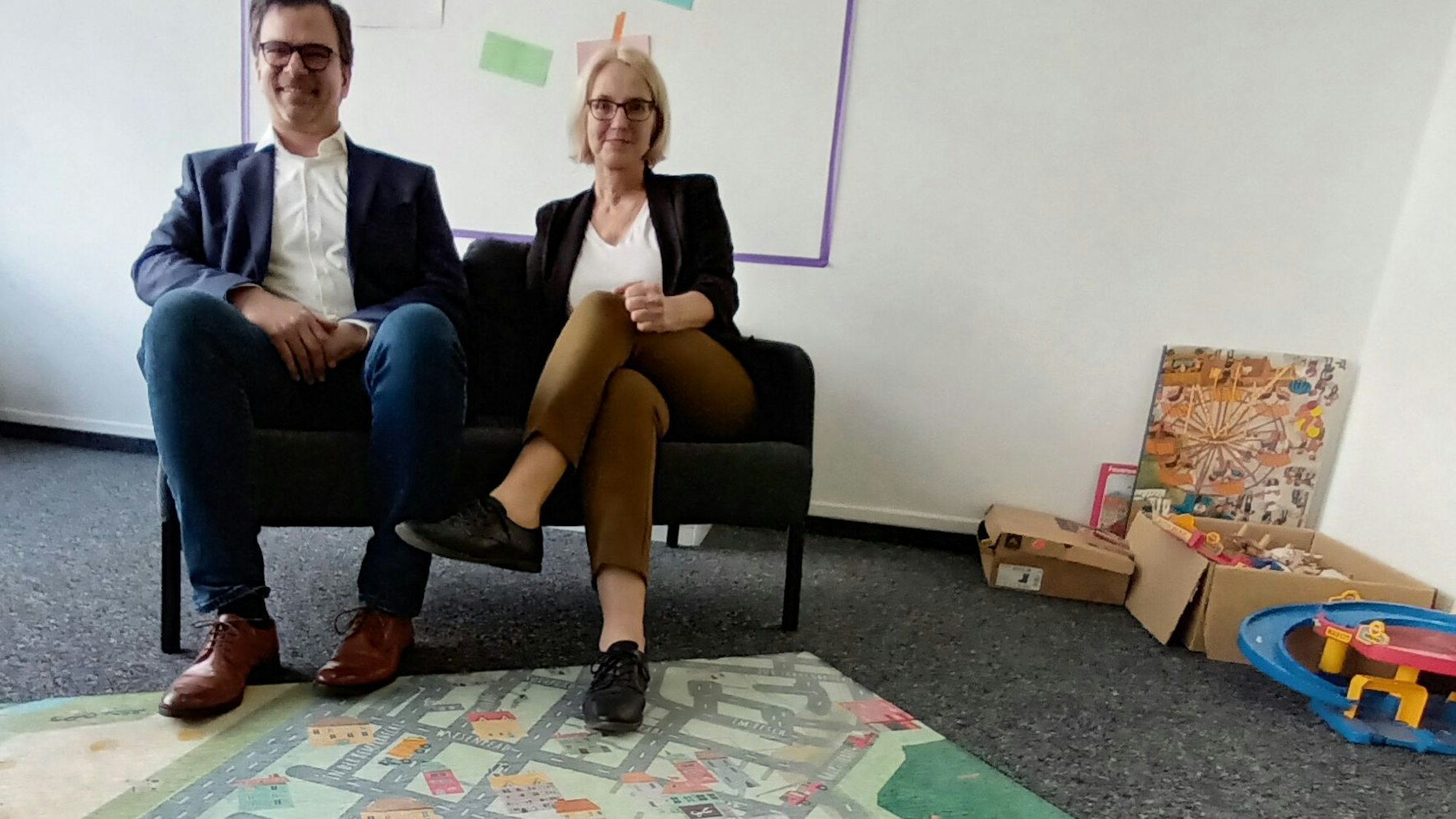 Eine Frau und ein Man sitzen auf einem Sofa