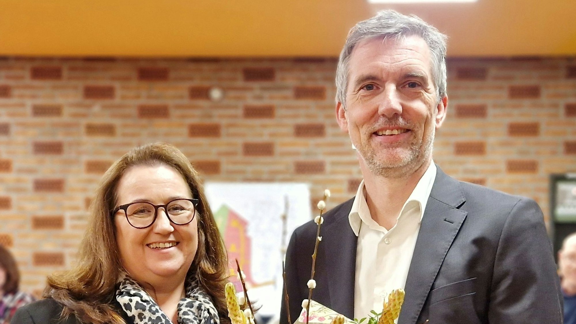 Rösraths Bürgermeisterin Bondina Schulze (l.) gratulierte Martin Stolte zu seiner Wahl zum Ersten Beigeordneten.