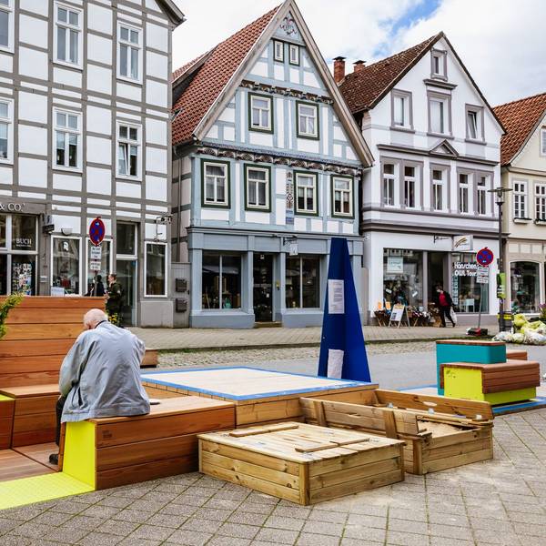 Möblierung in einer Innenstadt.