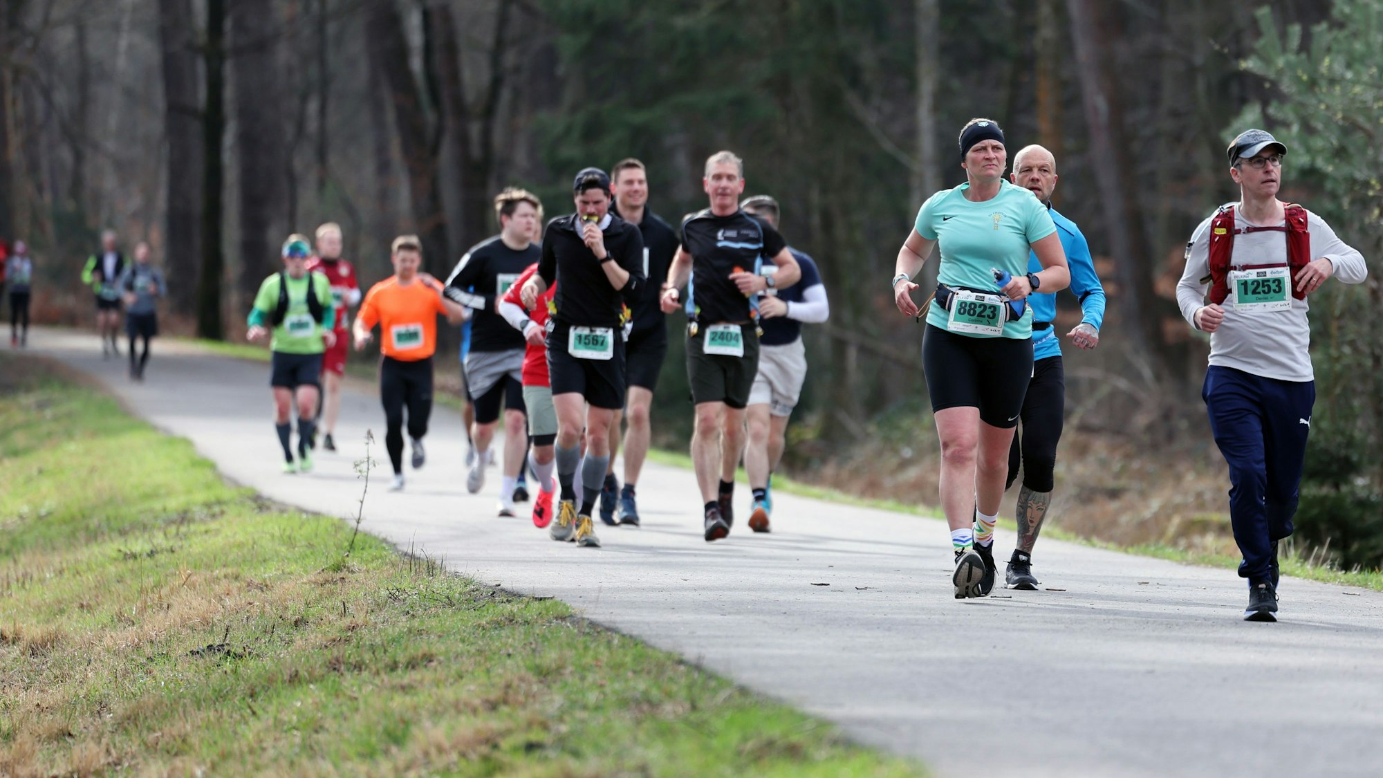 Läufer auf dem Weg im Wald