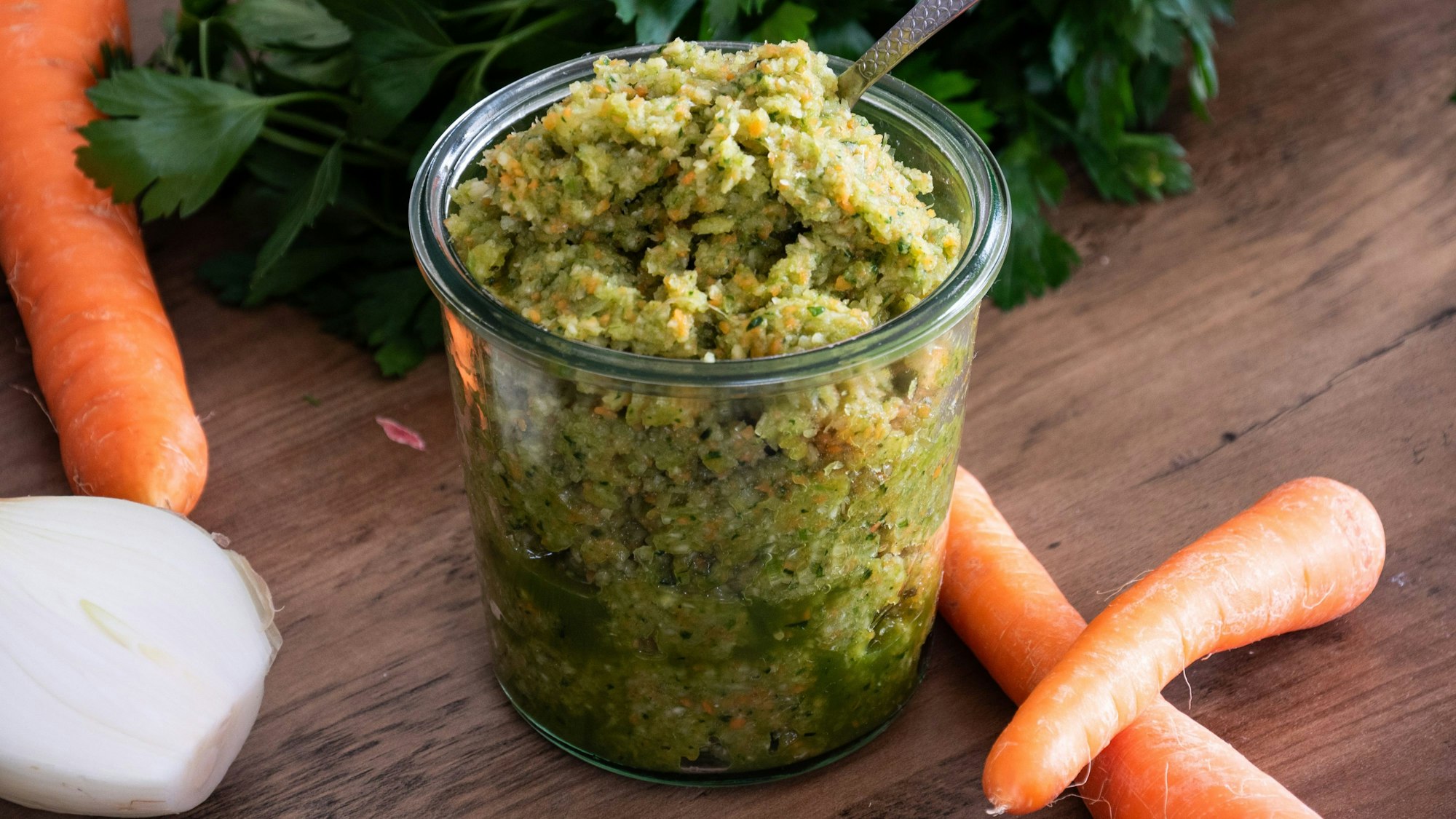 Der selbst gemachte Gemüsebrühe-Extrakt hält sich in kleinen Portionen abgefüllt bis zu sechs Monate im Kühlschrank.