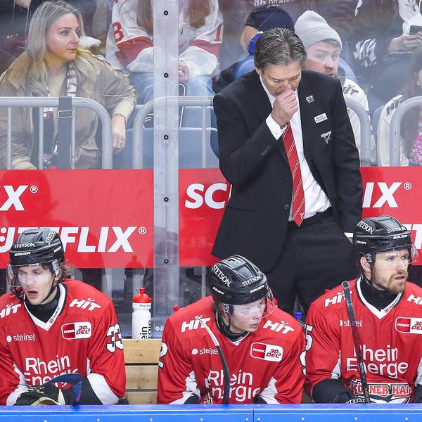 Haie-Trainer Uwe Krupp steht enttäuscht hinter seiner Mannschaft.