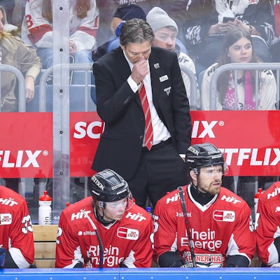 Haie-Trainer Uwe Krupp steht enttäuscht hinter seiner Mannschaft.