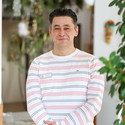 Ali Emili war früher Hartz-IV-Empfänger und erzählt uns jetzt, warum es sich für ihn lohnt, lieber arbeiten zu gehen.
Er leitet u.a. das BINGO Spiel im Caritas-Seniorenzentrum Sebastianusstift 
Foto: Martina Goyert