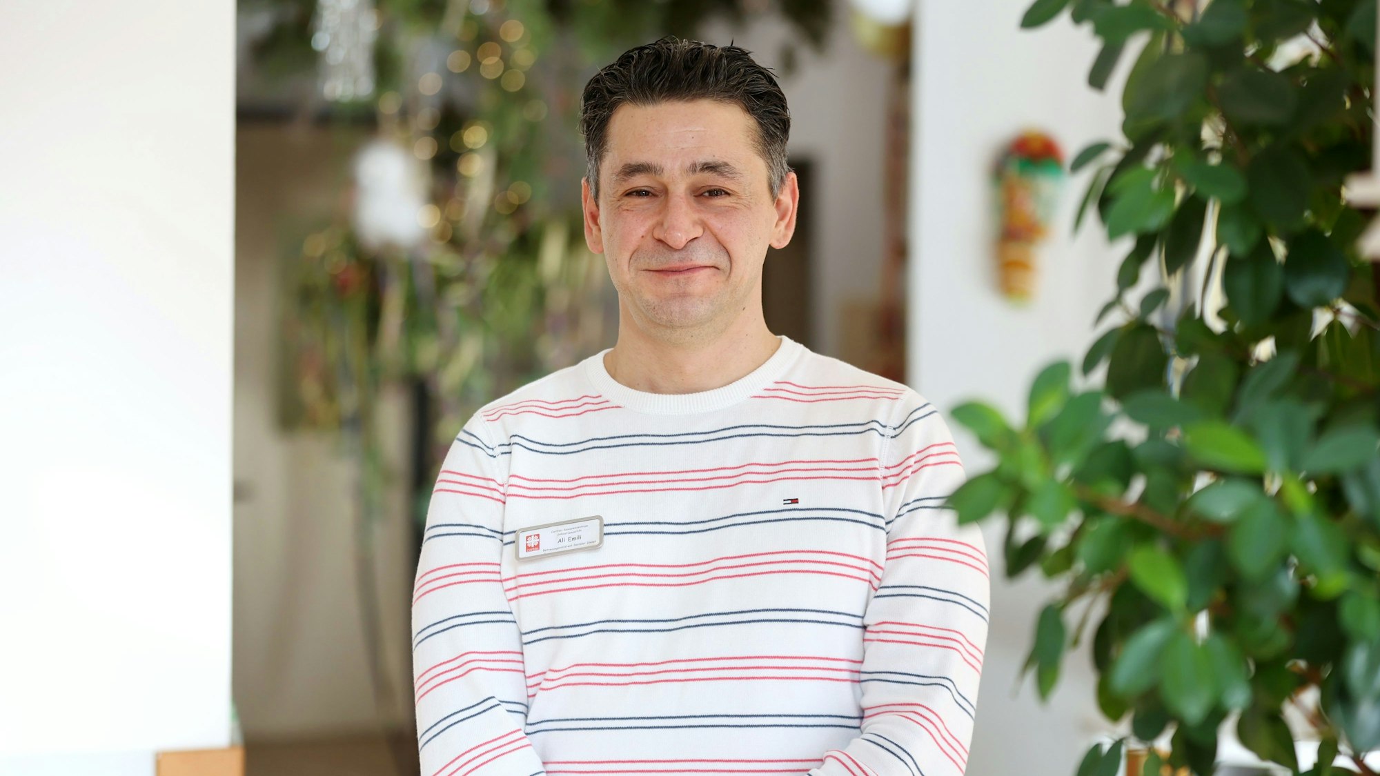 Ali Emili war früher Hartz-IV-Empfänger und erzählt uns jetzt, warum es sich für ihn lohnt, lieber arbeiten zu gehen.
Er leitet u.a. das BINGO Spiel im Caritas-Seniorenzentrum Sebastianusstift
Foto: Martina Goyert