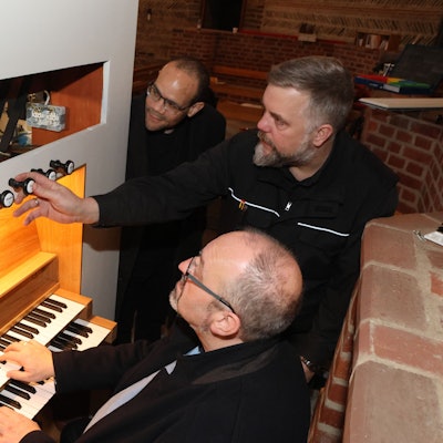 Martin Hiltmann (Mite) erklärt Dr. Dirk van Betteray (sitzend) und Pastor Tobias Zöller die neue Orgel.