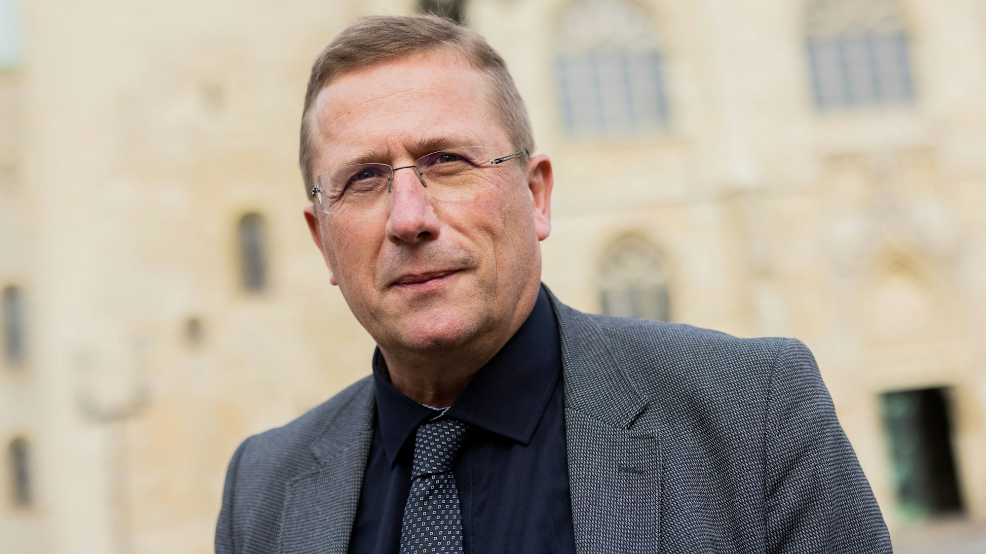 Thomas Schüller, Theologe und Kirchenrechtler, steht vor dem Münsteraner Dom.