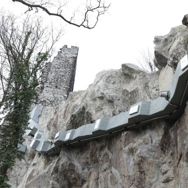 Die Südseite des Drachenfels mit erneuerten Ankern und Betonkragen.