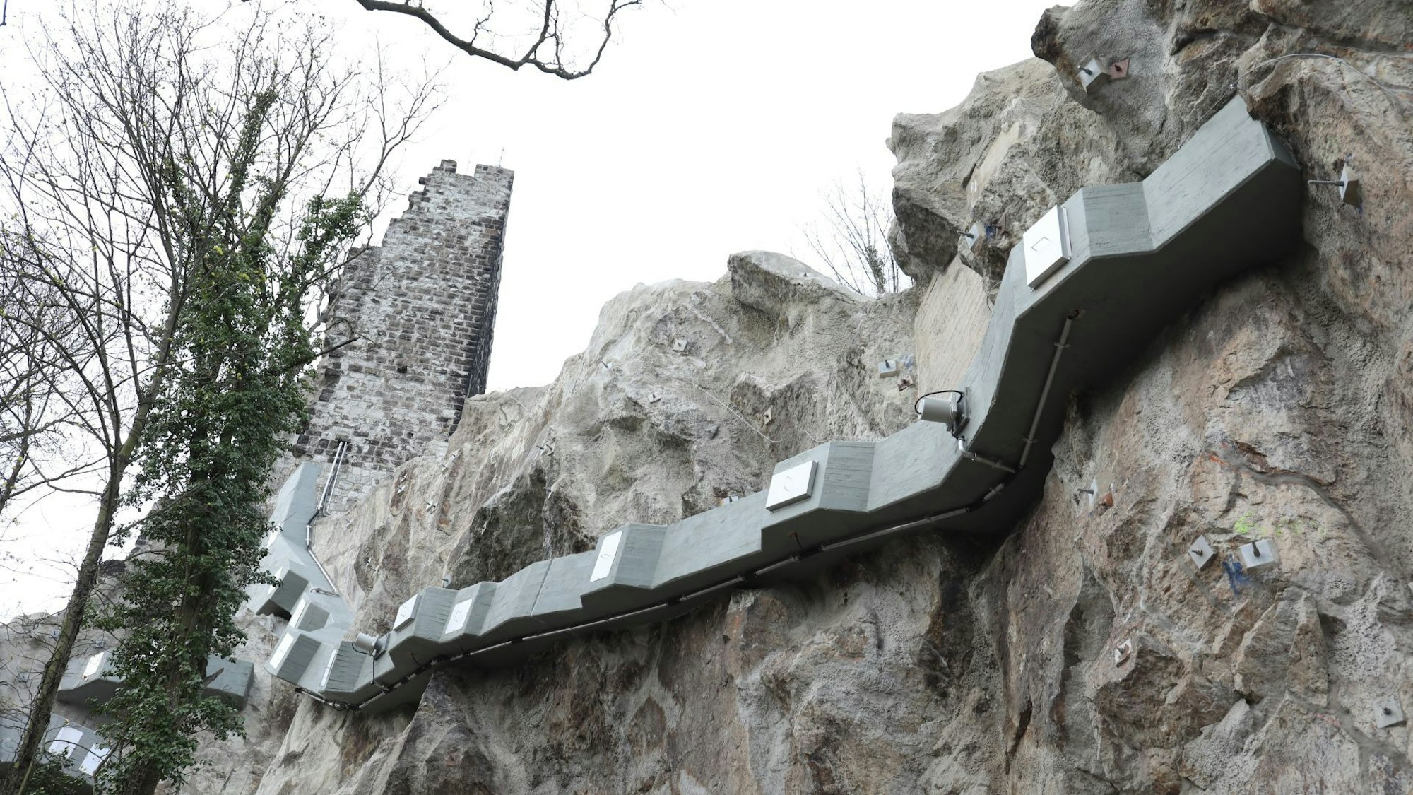 Die Südseite des Drachenfels mit erneuerten Ankern und Betonkragen.