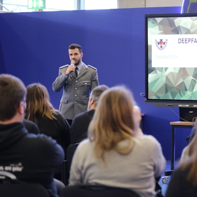 Hauptmann Jean-Pascal Östreich zu sehen, der als Jugendoffizier für die Kölner Schulen