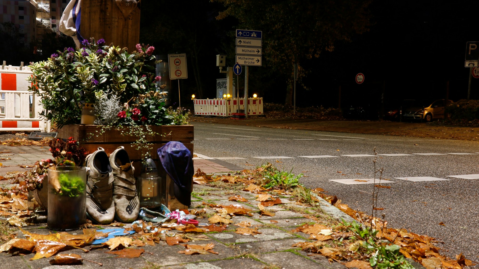 Eine Gedenkstelle für eine verstorbene Joggerin an der Kreuzung Barbarastraße/Boltensternstraße.