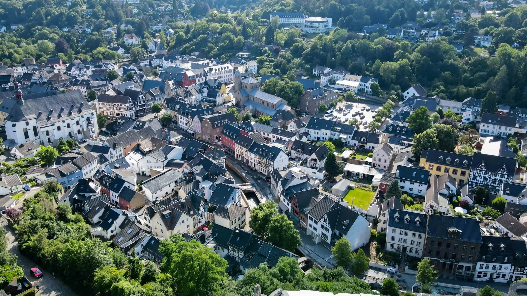 Luftbild des historischen Stadtkerns von Bad Münstereifel.