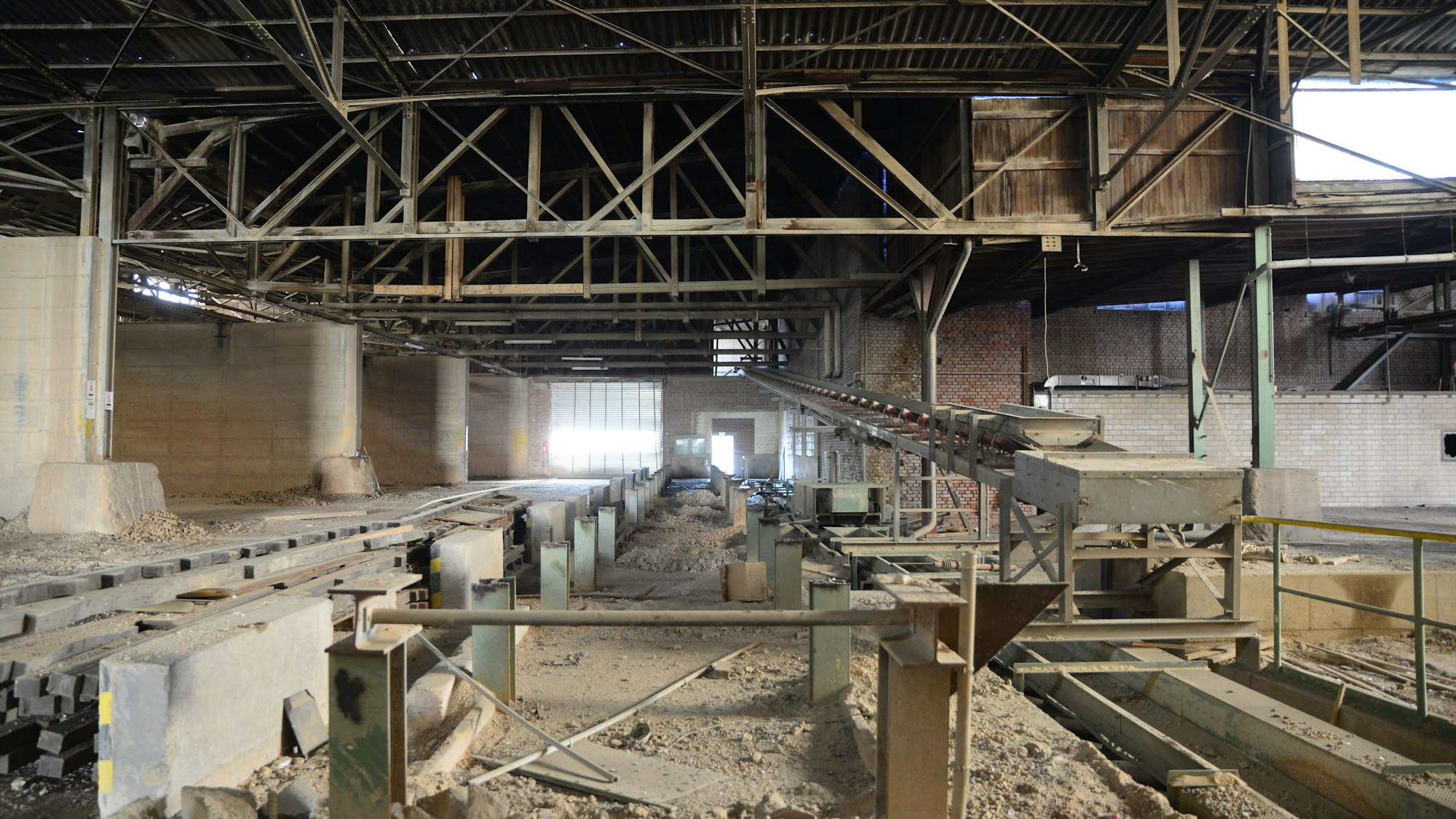 Auf dem Bild ist eine alte Werkhalle zu sehen.