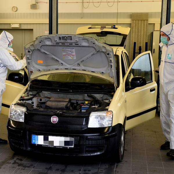In diesem Fiat Panda wurde die Frau erschossen. Beamte der Spurensicherung untersuchten im Januar 2021 das Fahrzeug.