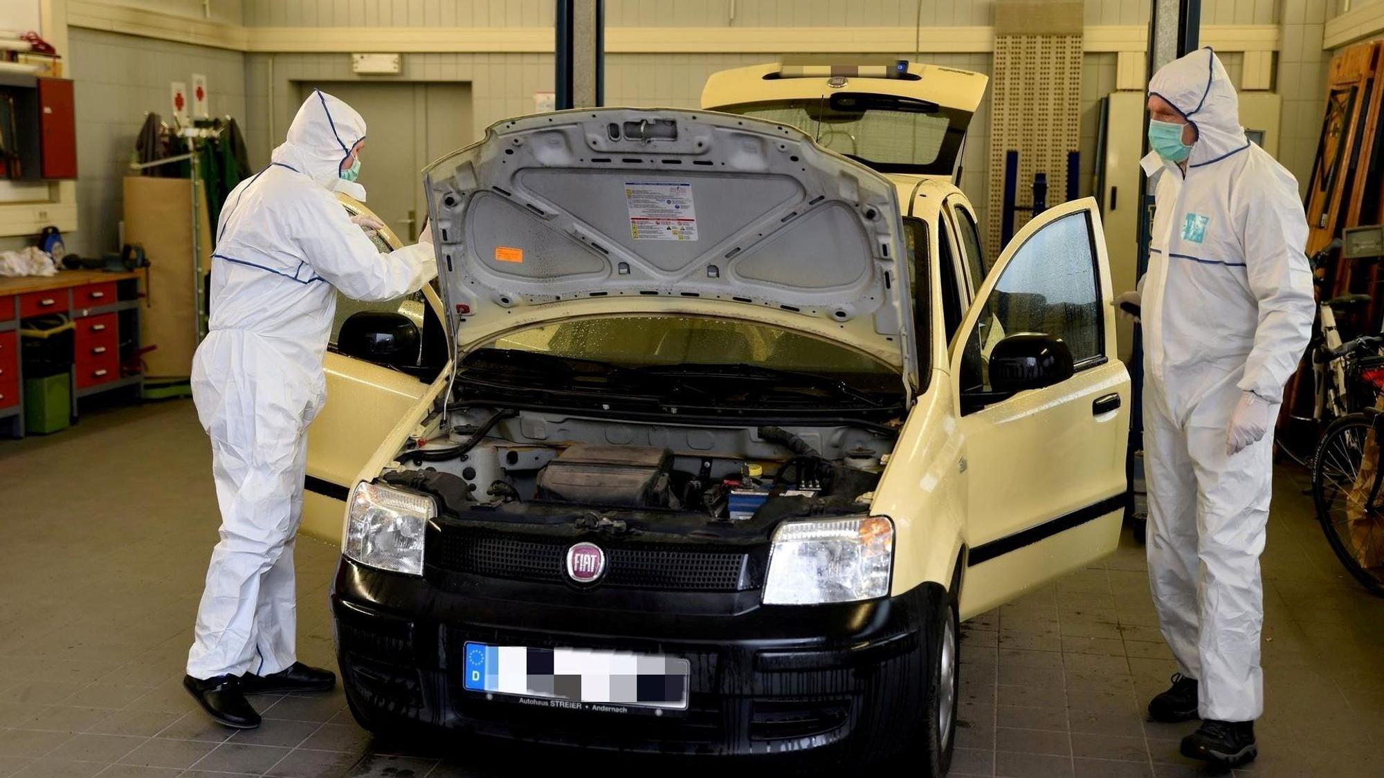 Die Kriminalpolizei Köln untersucht das Auto des Mordopfers.