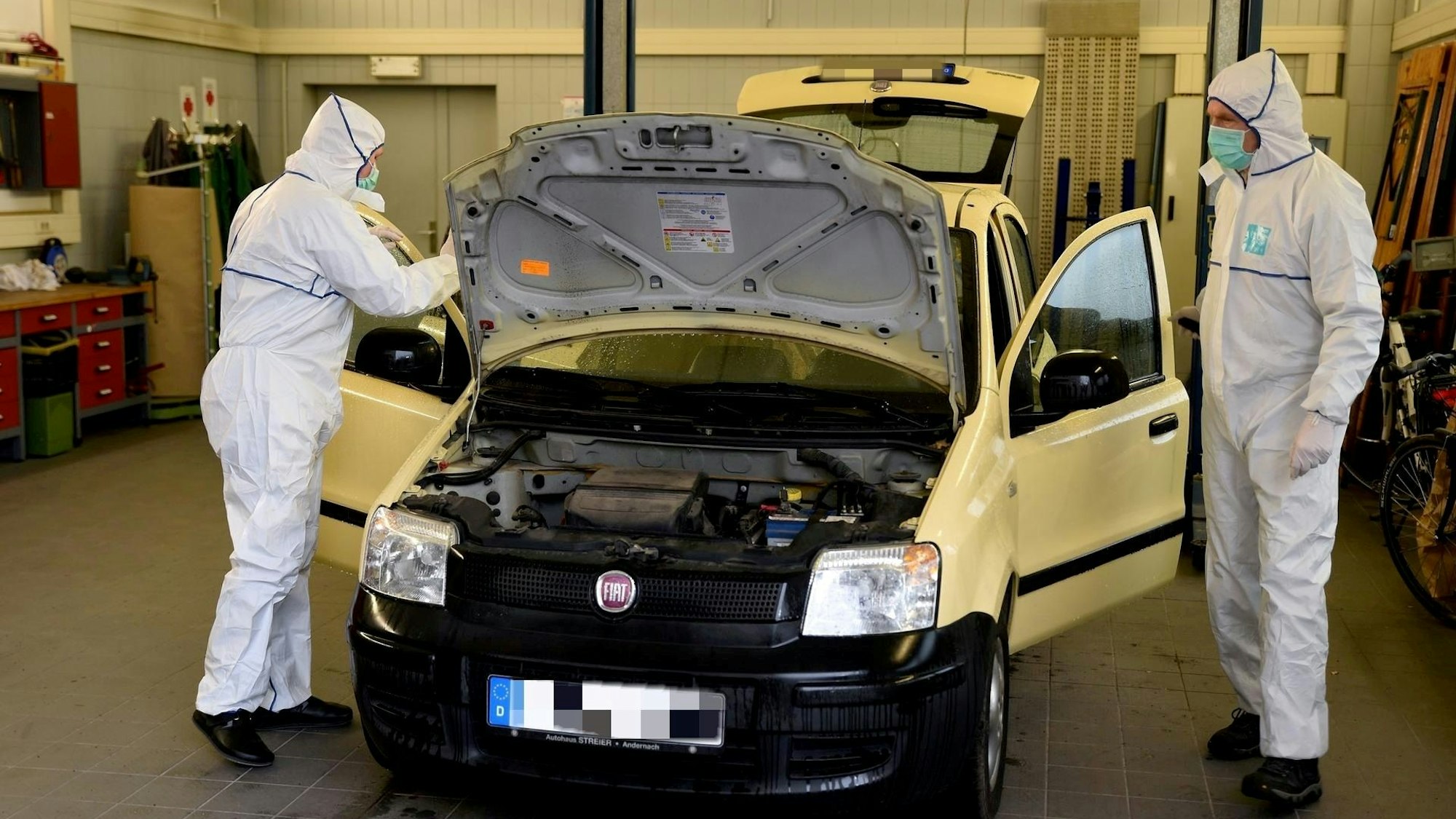 Die Kriminalpolizei Köln untersucht das Auto des Mordopfers.