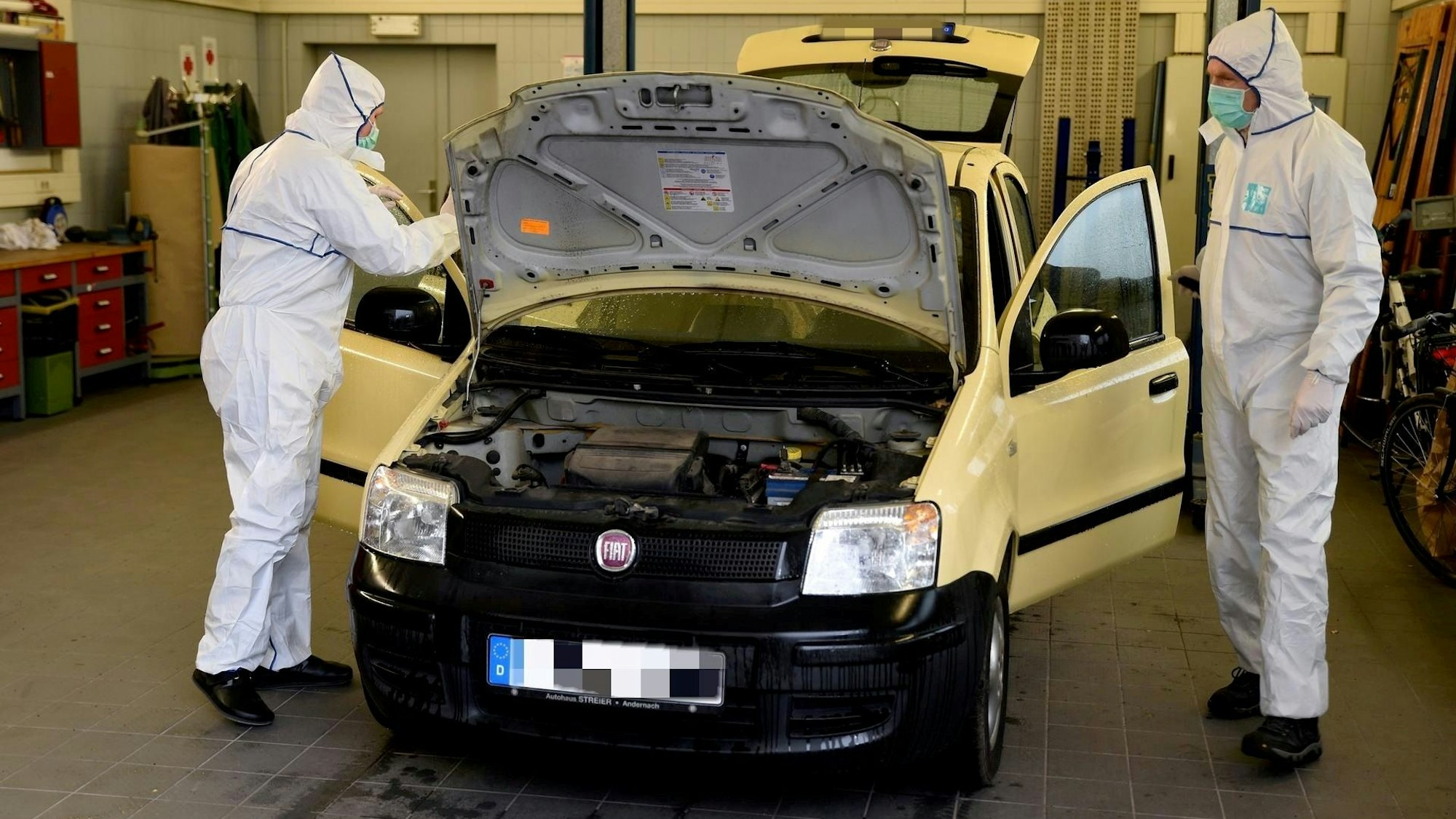 In diesem Fiat Panda wurde die Frau erschossen. Beamte der Spurensicherung untersuchten im Januar 2021 das Fahrzeug.