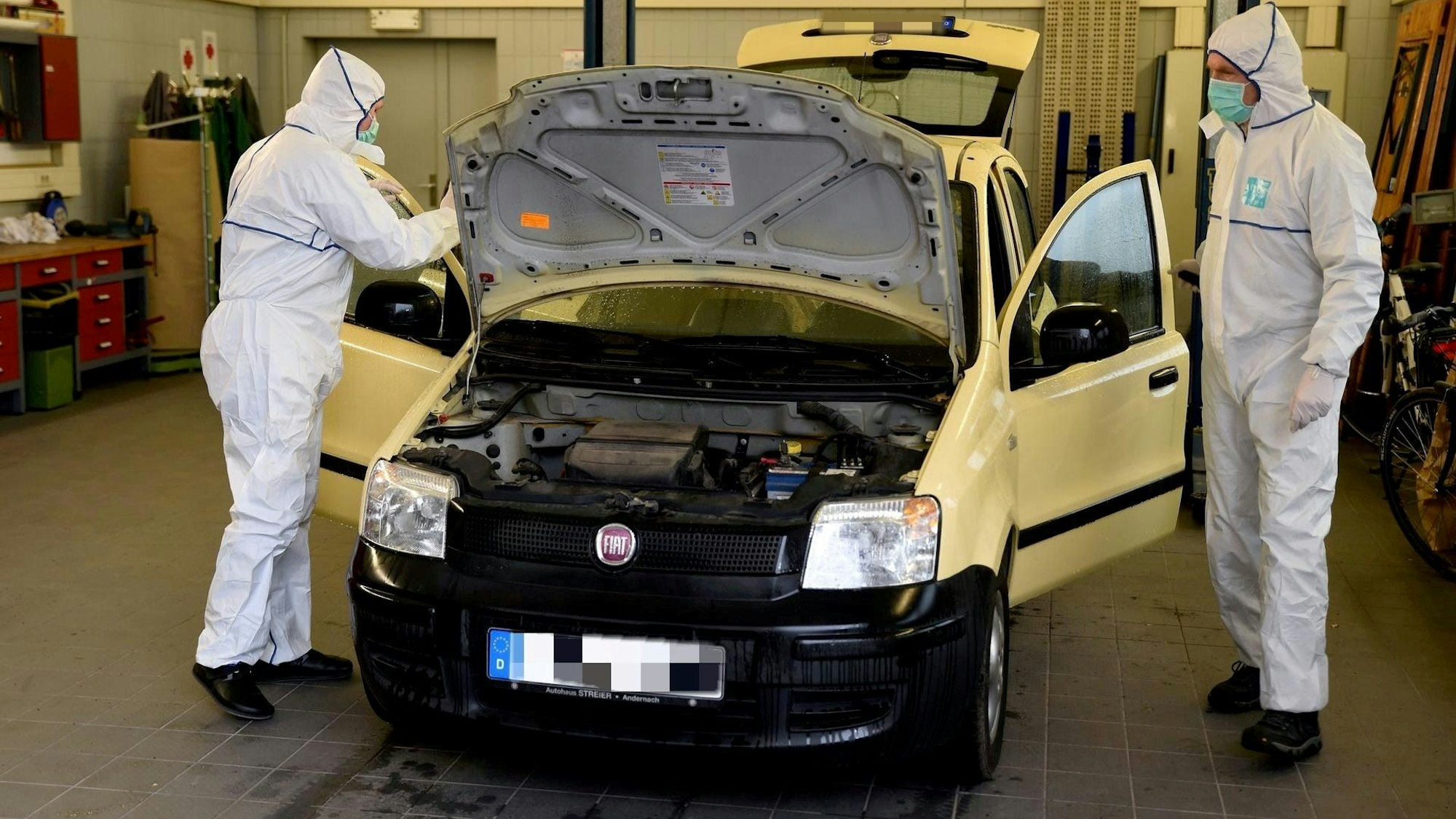 In diesem Fiat Panda wurde eine Frau erschossen. Beschuldigt ist ihr Kölner Geliebter.