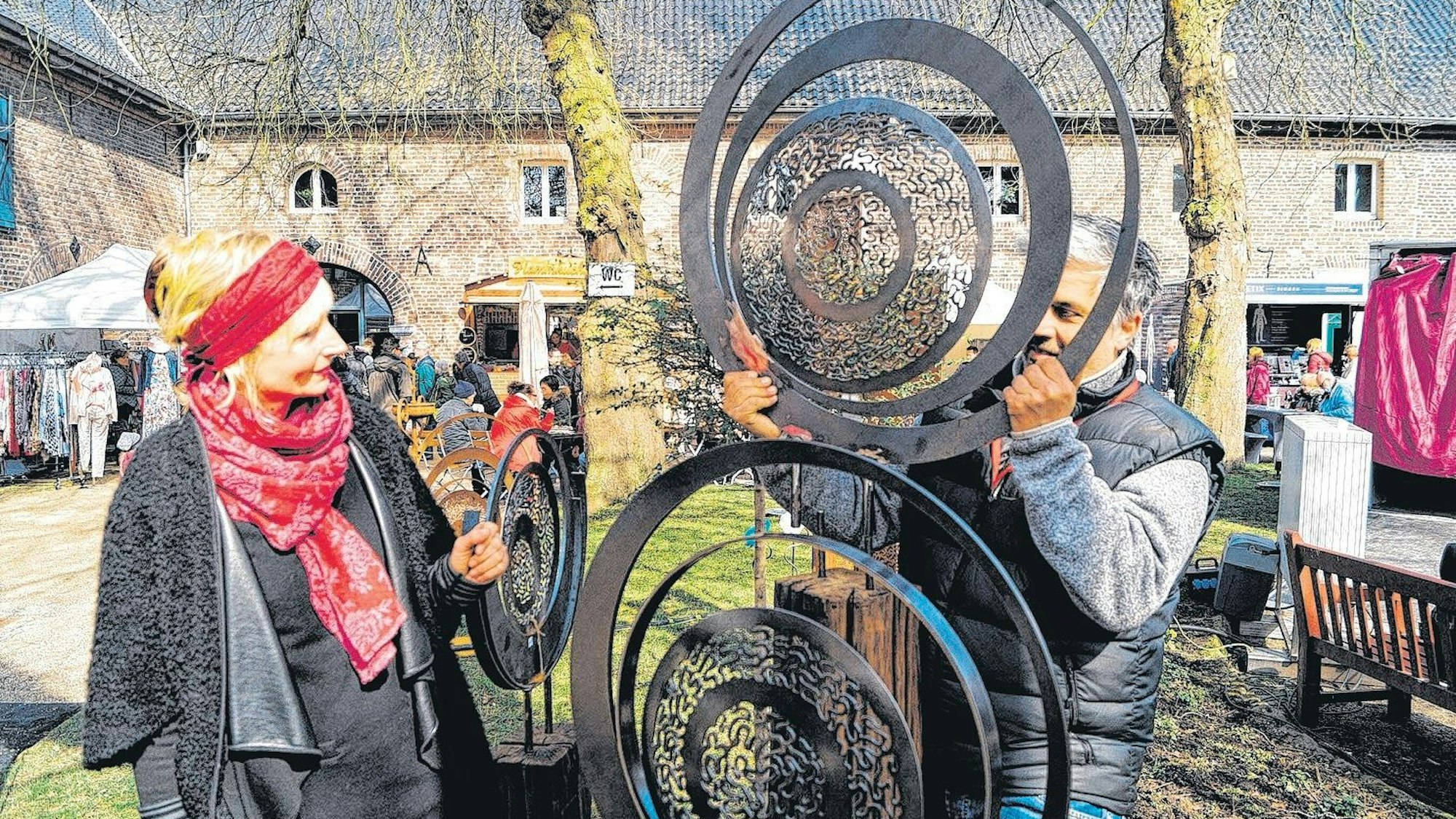 Auf dem Foto sind Andrea Barnett und Stephan Leuschner zu sehen. Sie stellten in früheren Jahren unter anderem Metallskulpturen im Schlosshof aus.