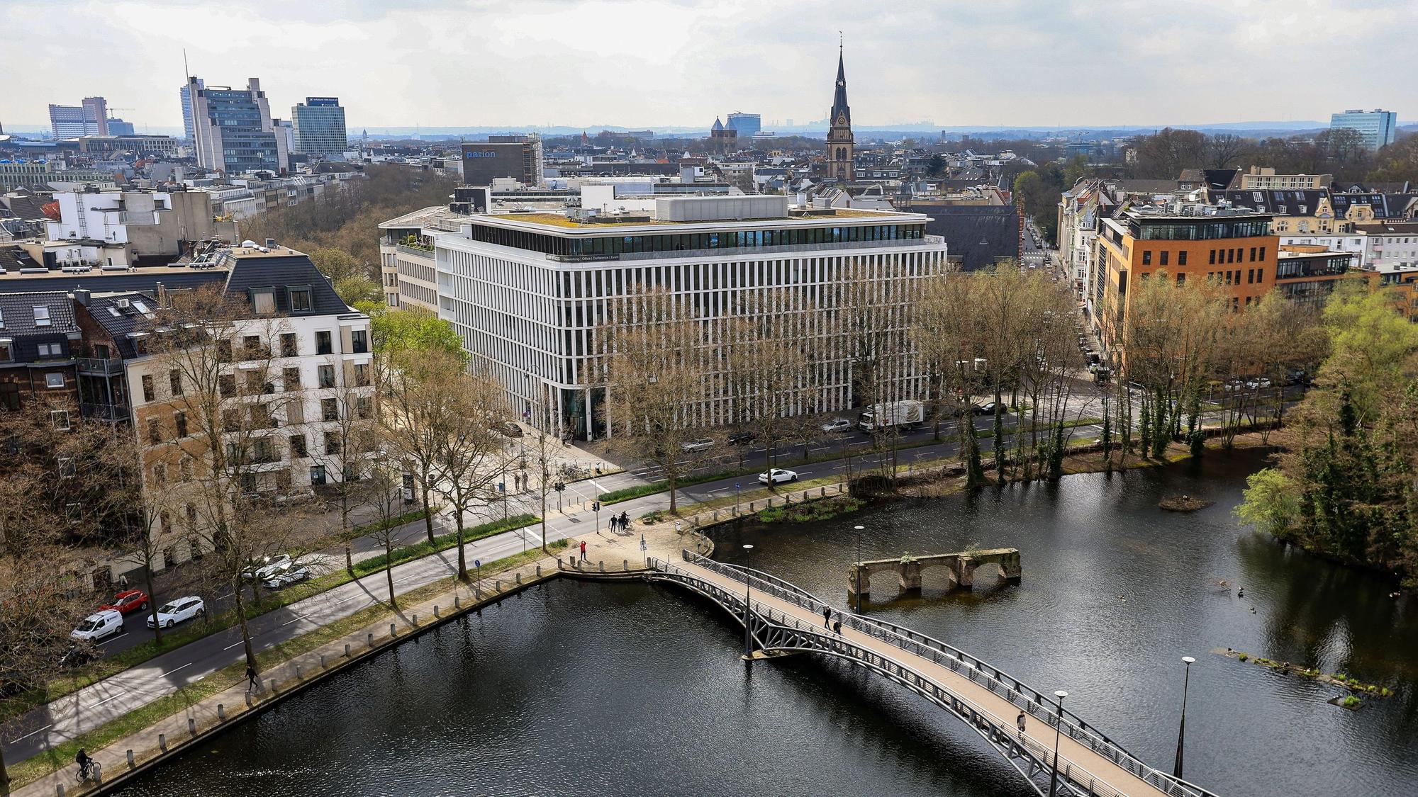 Blick auf den Mediapark mit See von oben