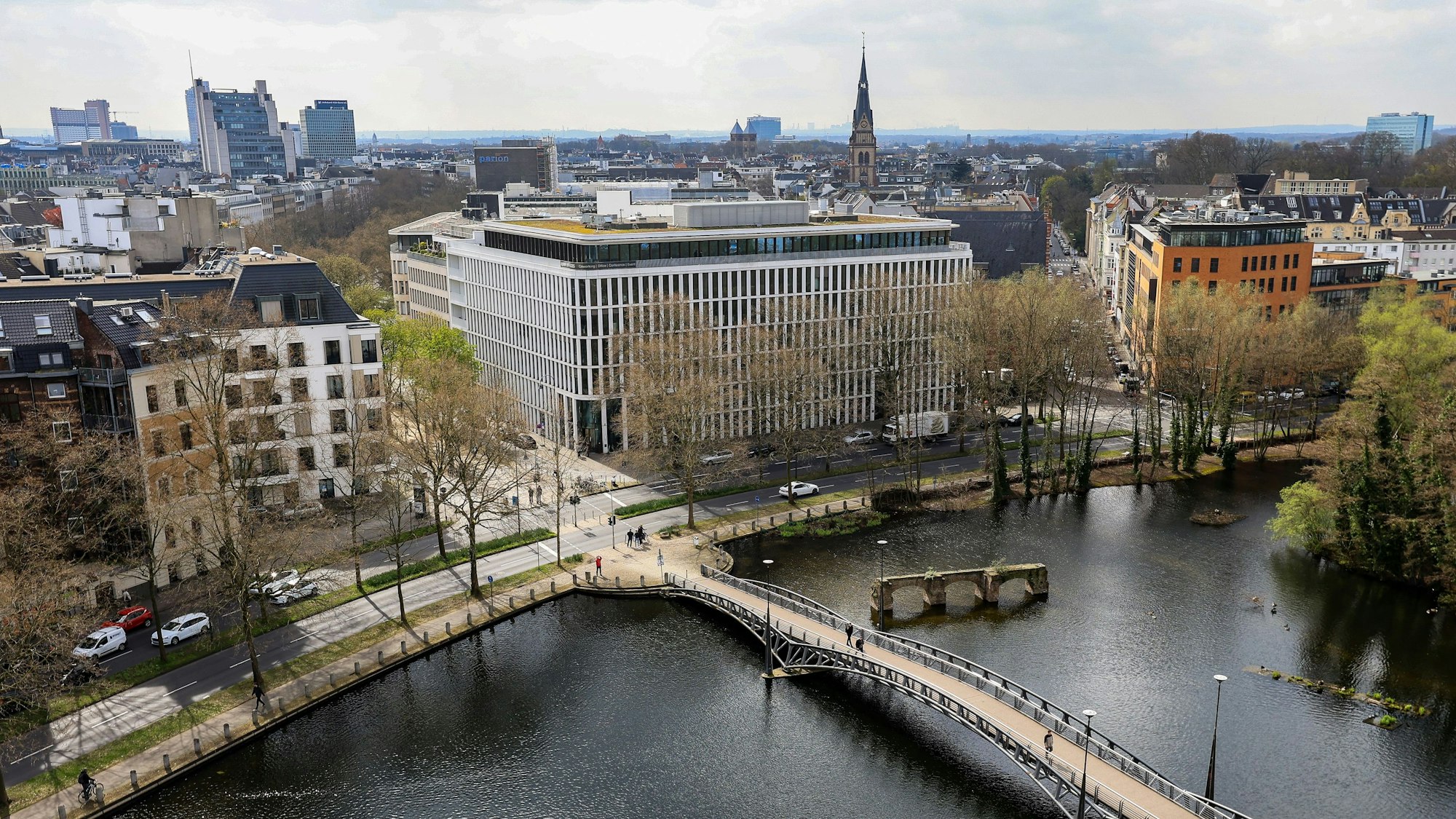 Blick auf den Mediapark mit See von oben