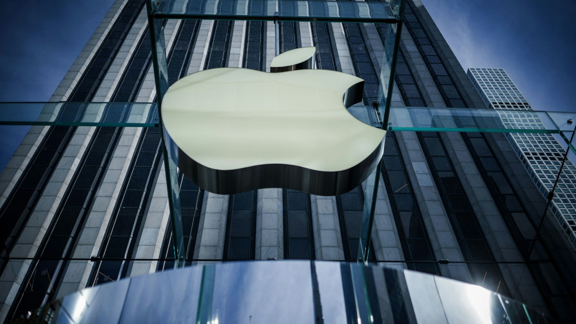 Das Logo von Apple, aufgenommen am Apple Store in der 5th Avenue in Manhattan.