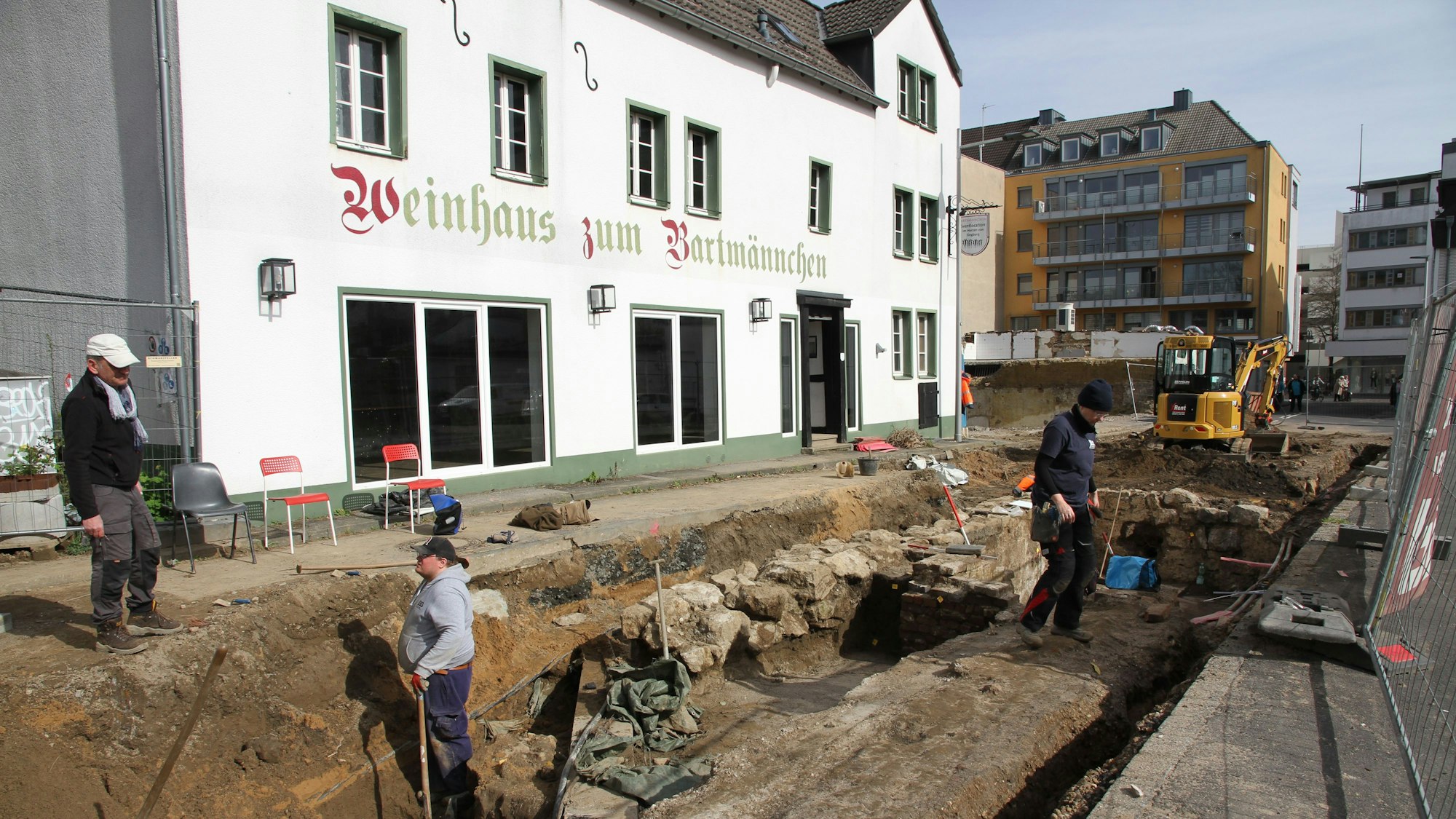 Archäologen graben Keller vor einem alten Weinhaus aus