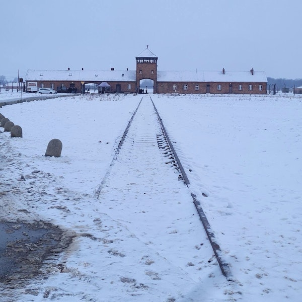 Große Kälte strahlt die KZ-Gedenkstätte Auschwitz aus. Beim Besuch der Rösrather Schülergruppe im Januar verstärkte die winterliche Witterung die Kälte des Orts.