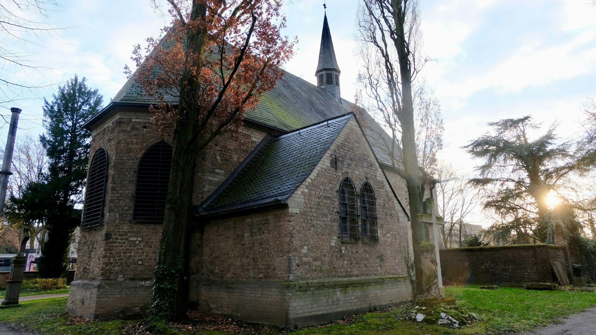 Die Kirche St. Maria Magdalena und Lazarus auf dem Melatenfriedhof.