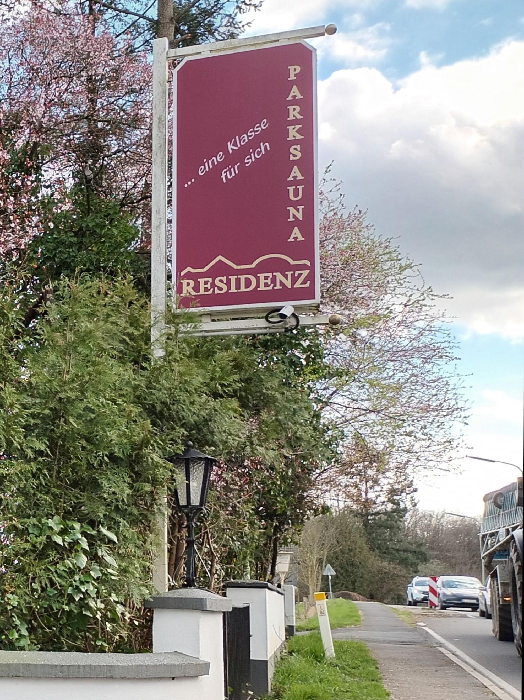 Ein Schild hängt an einem Pfahl an einer Straße