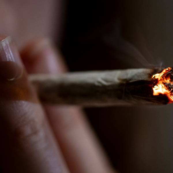 Eine Person raucht einen Joint.