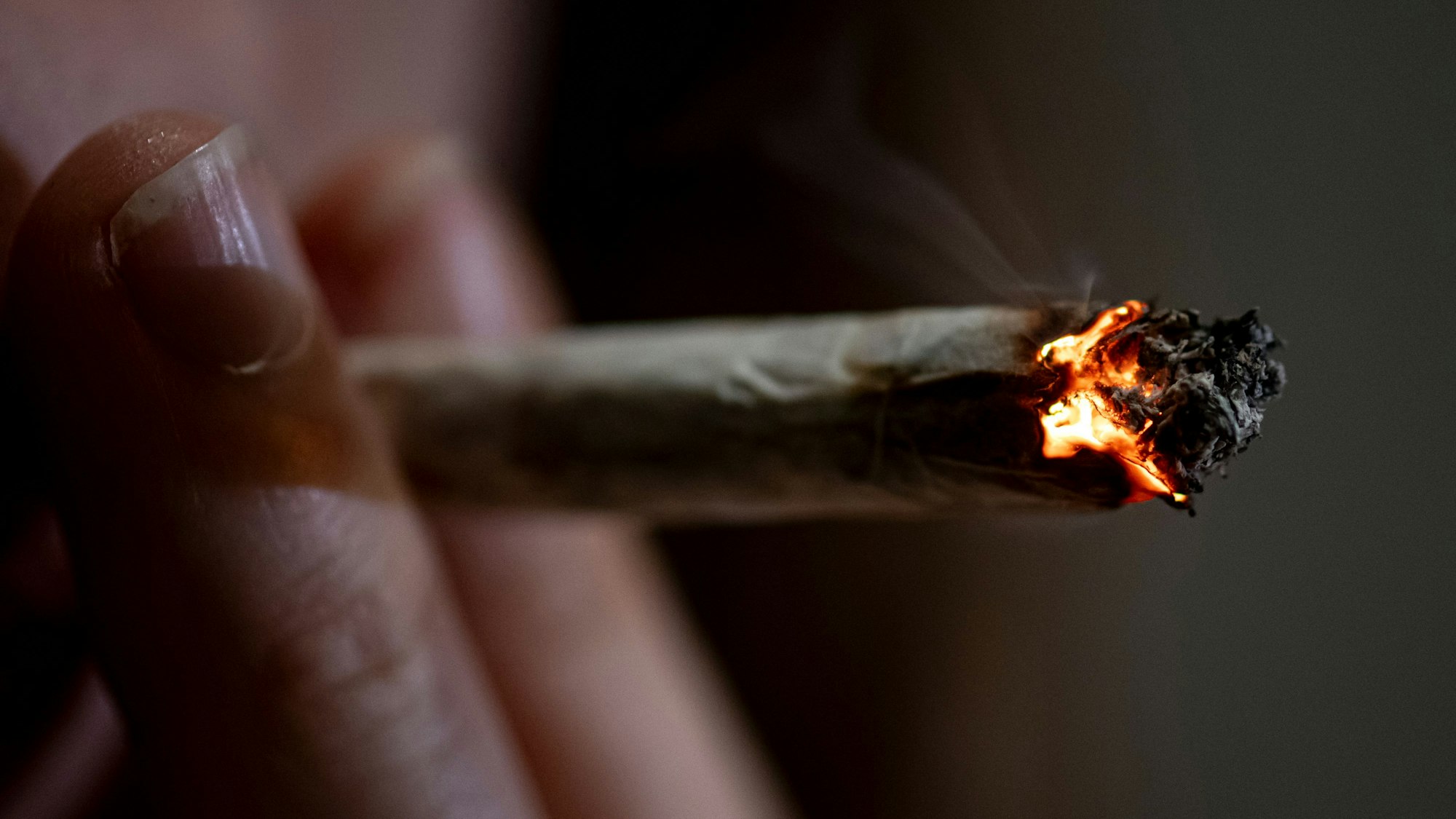 Eine Person raucht einen Joint.