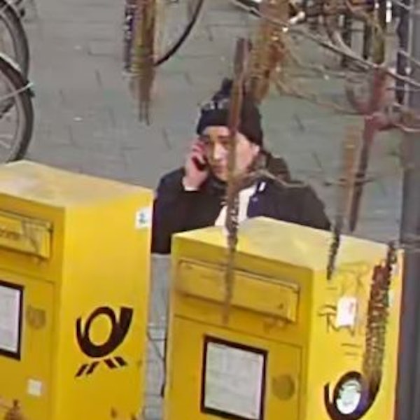 Frau mit Mütze und schwarzem Pullover