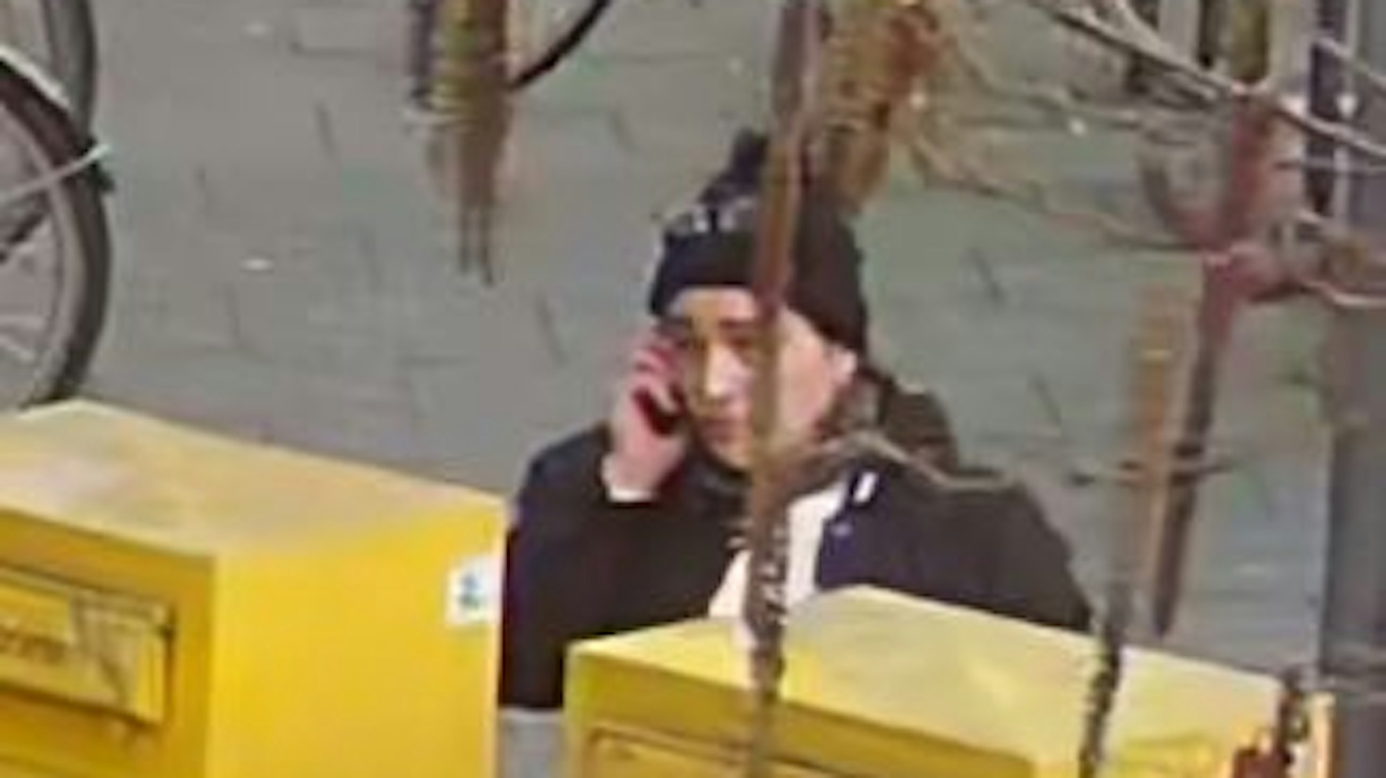 Frau mit Mütze und schwarzem Pullover