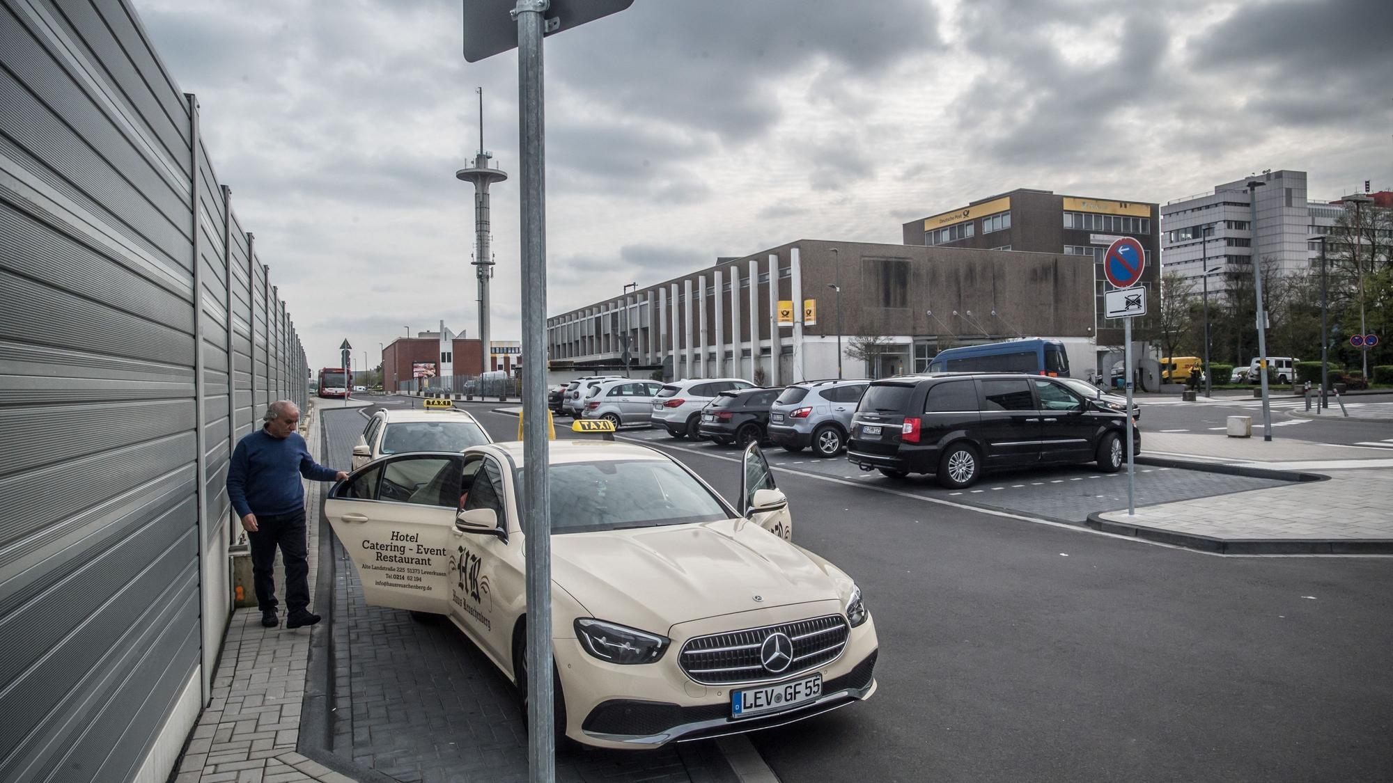 Zu eng und am falschen Platz: der neue Taxistand. Foto: Ralf Krieger