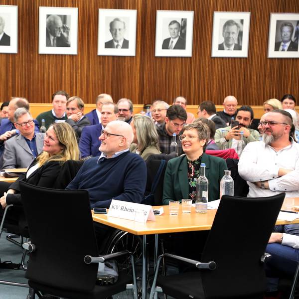 Finanzminister Christian Lindner auf dem Kreisparteitag der FDP in Bergisch Gladbach - seine Partei ist vor Ort zerstritten.