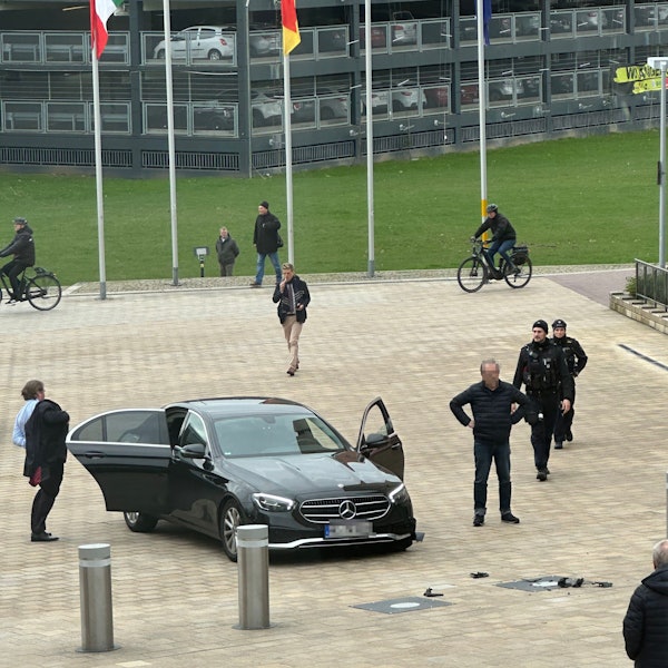 Ende März schrottete ein hochfahrender Poller eine Limousine mit Ex-Minister Lutz Lienenkämper (links im Bild)
