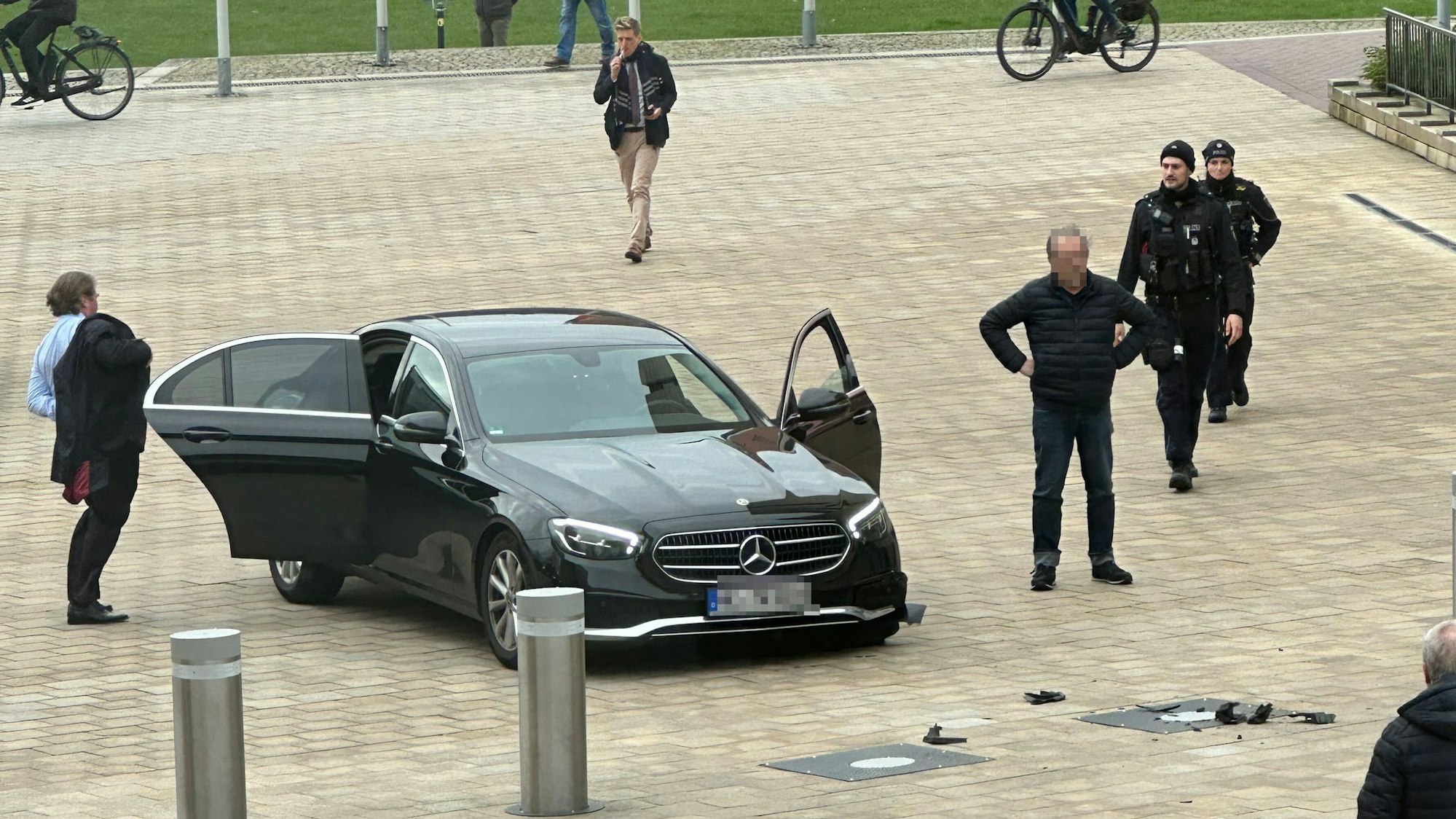 Ende März schrottete ein hochfahrender Poller eine Limousine mit Ex-Minister Lutz Lienenkämper (links im Bild)