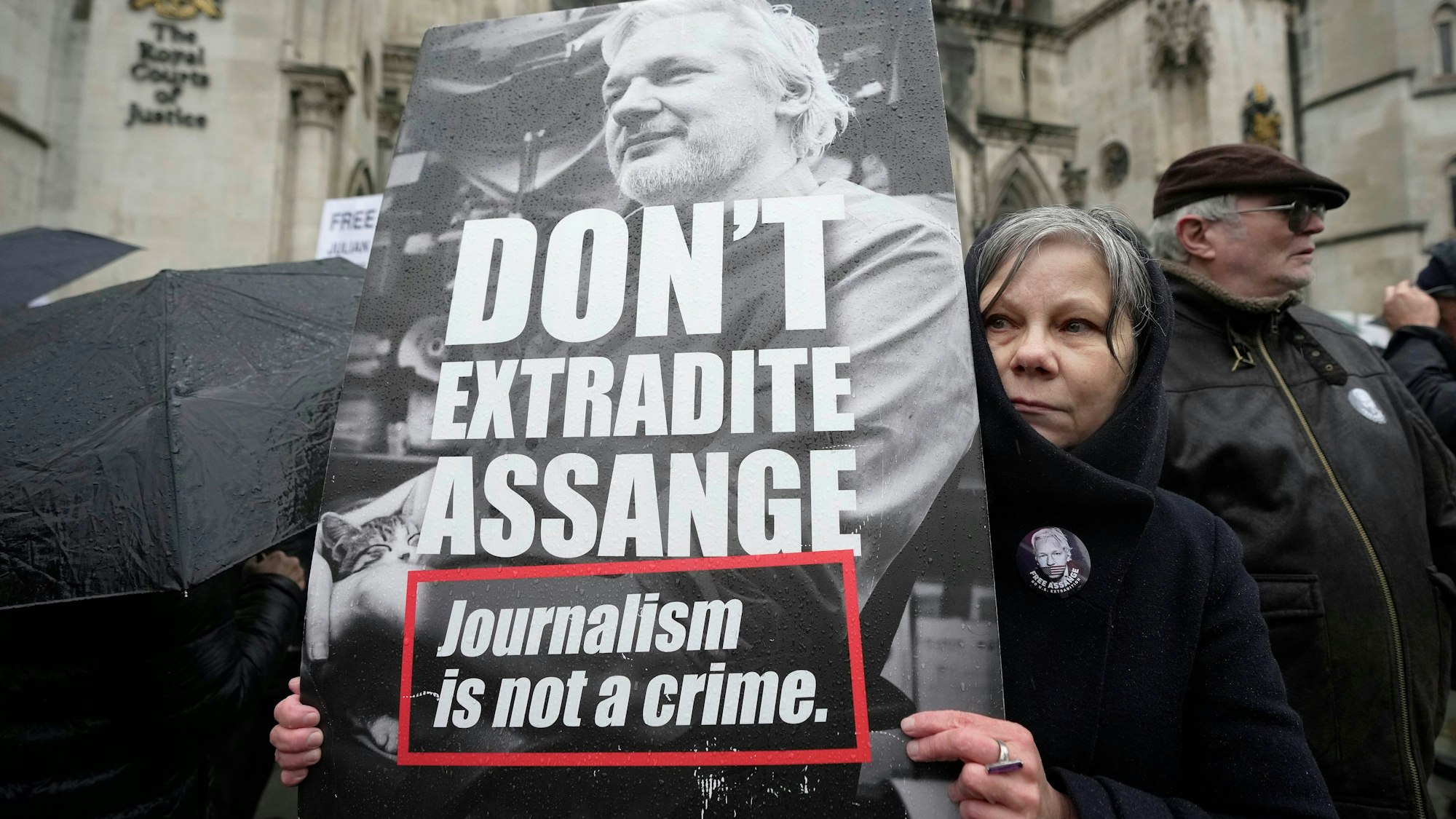 Eine Demonstrantin hält ein Schild gegen die Auslieferung von Julian Assange hoch. Die USA arbeiten offenbar an einem Auslieferungsdeal. (Archivbild)