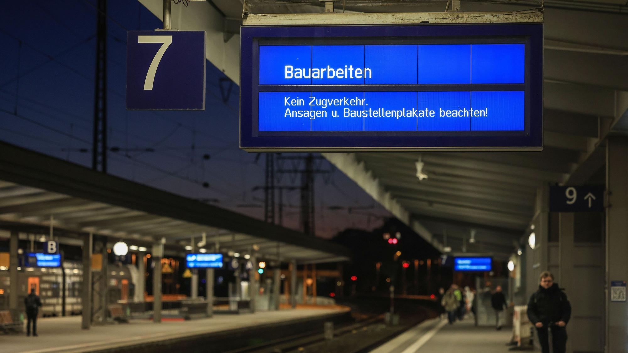 Auf einer Anzeigetafel wird auf eine Streckensperrung hingewiesen.