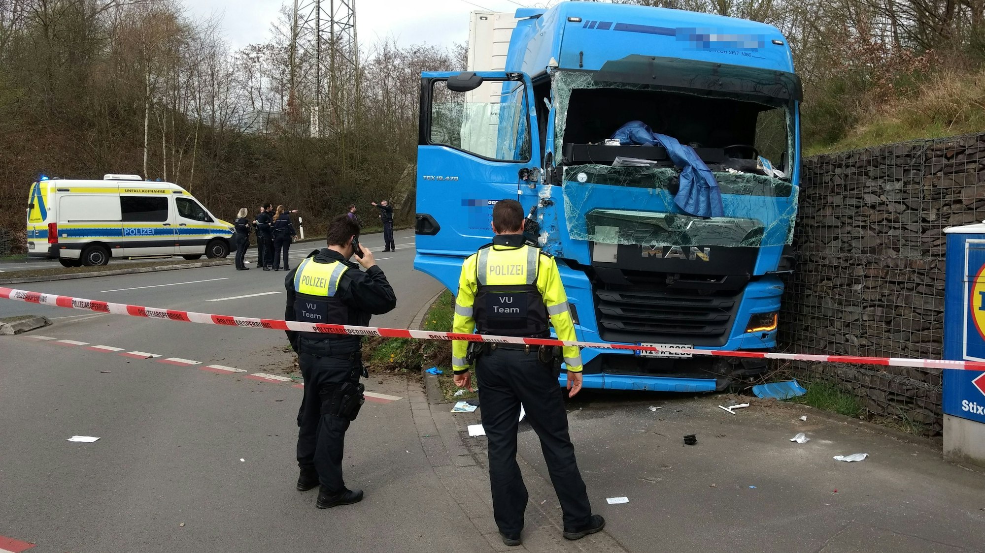 Der Lastzug prallte schließlich gegen die Böschungsmauer an der Gegenfahrbahn.