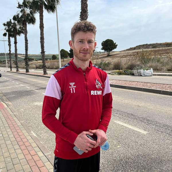 Florian Kainz, Kapitän des 1. FC Köln, kehrt nach dem Training in Algorfa ins Teamhotel La Finca Resort zurück.