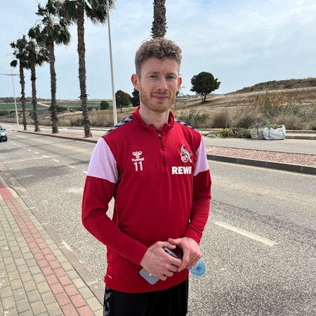Florian Kainz, Kapitän des 1. FC Köln, kehrt nach dem Training in Algorfa ins Teamhotel La Finca Resort zurück.